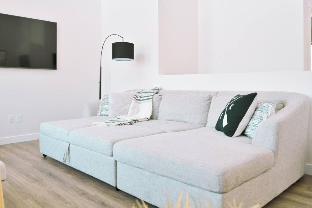 Oasis Getaway, Mins To Lake, King Bed, Dbl Garage إنفيرمير المظهر الخارجي الصورة